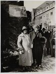 Onthulling beeltenis van dr. Wibaut op het Henriette Ronnerplein. In aanwezigheid van dr. Wibaut en zijn vrouw M. Wibaut-Berdenis van Berlekom.
<br/>
Stadsarchief Amsterdam, 1931-05-09